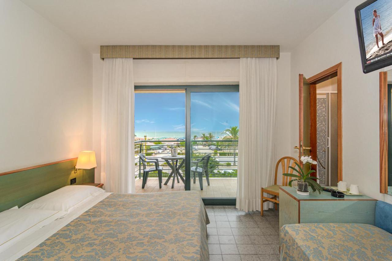 Hotel Paris Λίντο ντι Καμαϊόρε Εξωτερικό φωτογραφία