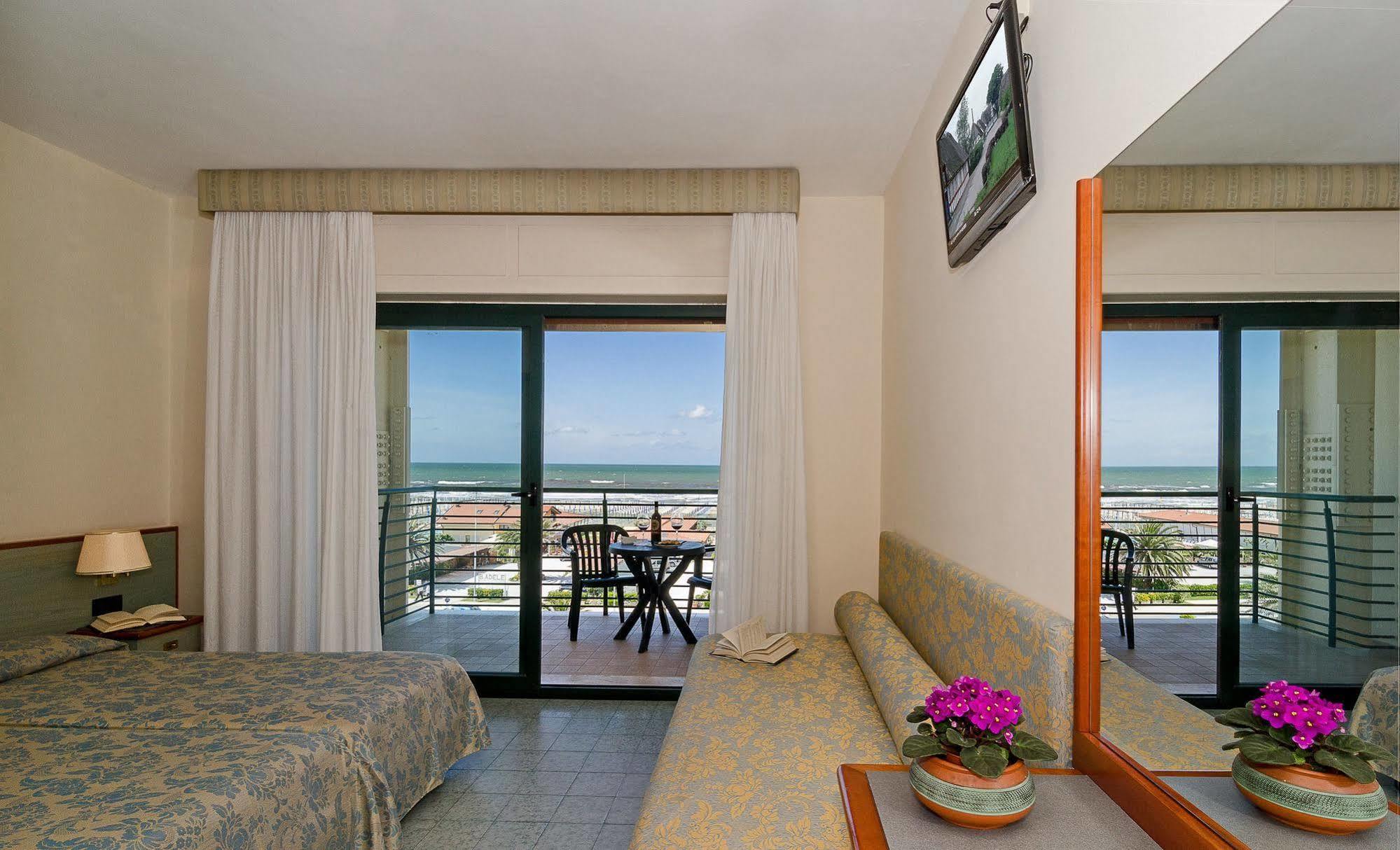 Hotel Paris Λίντο ντι Καμαϊόρε Εξωτερικό φωτογραφία